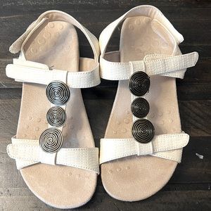 Vionic Rest Farra II Tstrap cream sandal. Size 7.5
